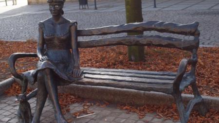 Ławeczka Haliny Poświatowskiej w Częstochowie - zdjęcie