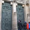 Podwójne środkowe drzwi przedstawiają historię budowy katedry, Danuta