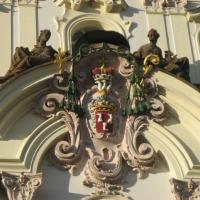 Tarcza Herbowa- Na fasadzie Pałacu Arcybiskupiego - zielony kapelusz z 10 frędzlami, Danuta
