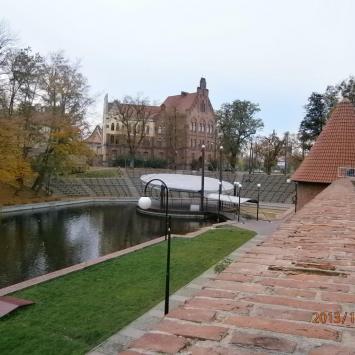 widok na park miejski z murów obronnych w Braniewie