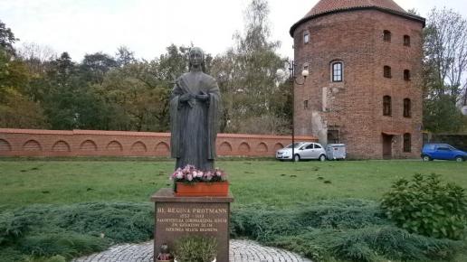 pomnik bł.Reginy Protmann-patronki miasta Braniewa