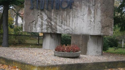 pomnik przy wejściu na teren obozu w Sztutowie, Danusia