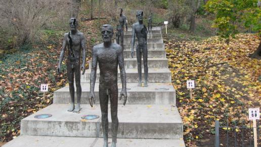 To seria rzeźb dla upamiętnienia ofiary komunizmu. , Danuta