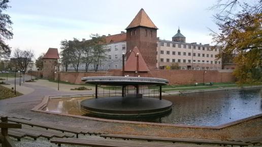 widok na amfiteatr na wodzie,mury obronne i budynek danwgo kolegium jezuickiego w Braniewie, Danusia