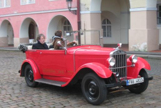 Mija nas stary, zabytkowy i na dodatek czerwony samochód wiozący turystów , Danuta