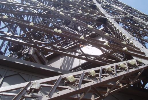 widok na konstrukcję więzy Eiffela z półpiętra, Danusia