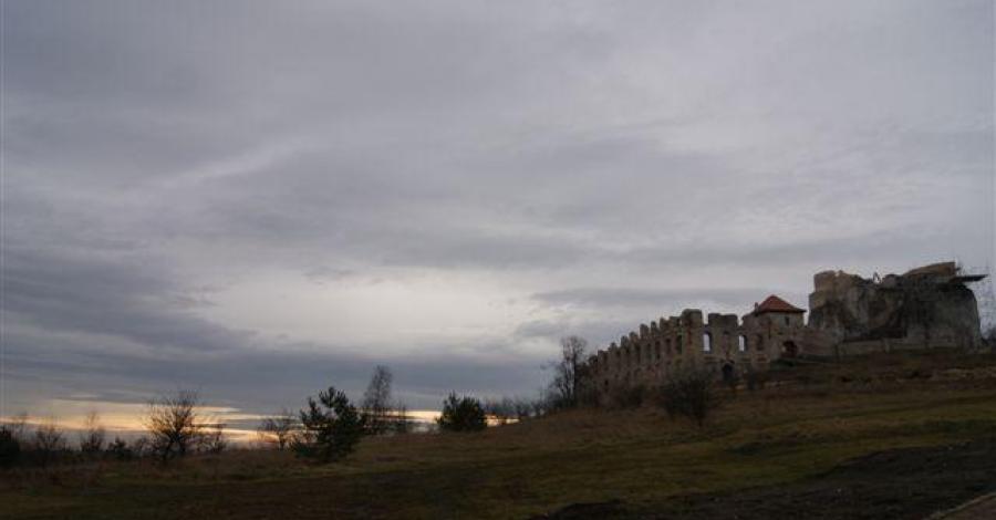 Rabsztyn - ruiny zamczyska o zmroku - zdjęcie
