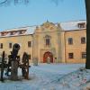 Zamek w Starych Tarnowicach zimą