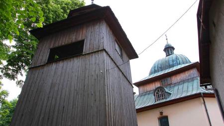 Drewniana dzwonnica w Skale - zdjęcie
