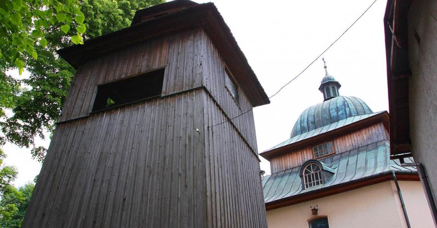 Drewniana dzwonnica w Skale - zdjęcie