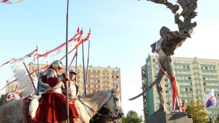 Rzeźba Husarza w Stalowej Woli - zdjęcie