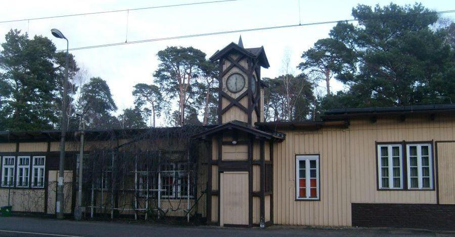 Zabytkowy dworzec w Puszczykowie - zdjęcie
