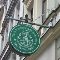 Krasnal Murarz spogląda na przechodniów z góry, Danuta