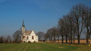 Kościół w polu koło Sidziny - zdjęcie