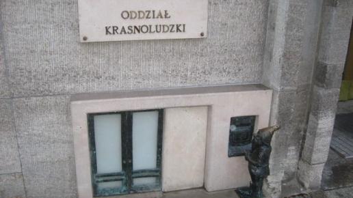 . Przy wejściu do banku – oddział Krasnoludzki stoi Krasnal Bankuś, Danuta