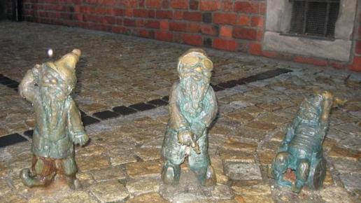 Krasnale Ślepak i Głuchak. Obok Krasnala W-Skersa należą do trójki niepełnosprawnych krasnali Wrocławia., Danuta