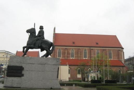 Kościół pw. Bożego Ciała, a tuż obok pomnik Bolesława Chrobrego., Danuta