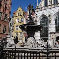 Neptun, a w tle po prawej- Dwór Artusa