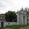 kościół otacza mur z bramami, Danuta