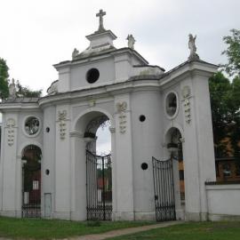 Brama Biskupia od strony dziedzińca kościelnego, Danuta