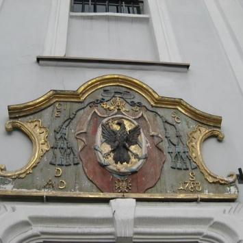 Wszystkie elementy herbu przedstawiają podwójną rolę biskupów krakowskich- książąt siewierskich podwójnej władzy: Kościelnej i świeckiej., Danuta