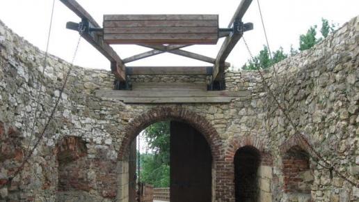 zrekonstruowany XVIw most zwodzony na zamku, Danuta