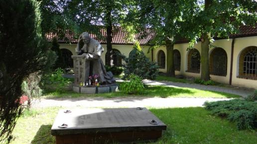 Na dziedzińcu klasztoru jest pomnik modlącego się Jana Pawła II, Marcin_Henioo