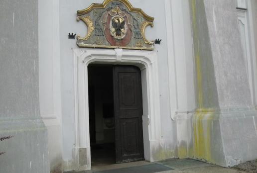 Nad wejściem głównym świątyni oglądamy herb i monogram Kajetana Sołtyka, Danuta