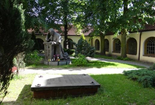 Na dziedzińcu klasztoru jest pomnik modlącego się Jana Pawła II, Marcin_Henioo