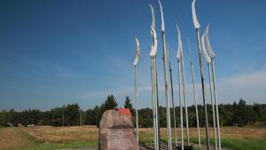 Pomnik z kosami w Maciejowicach - zdjęcie