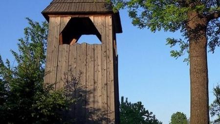 Drewniana dzwonnica w Rodakach - zdjęcie