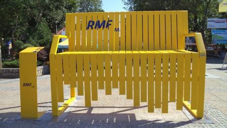 Ławeczka RMF w Ustce - zdjęcie