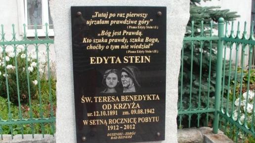 Obelisk Św. Edyty Stein w Dusznikach Zdroju, mokunka
