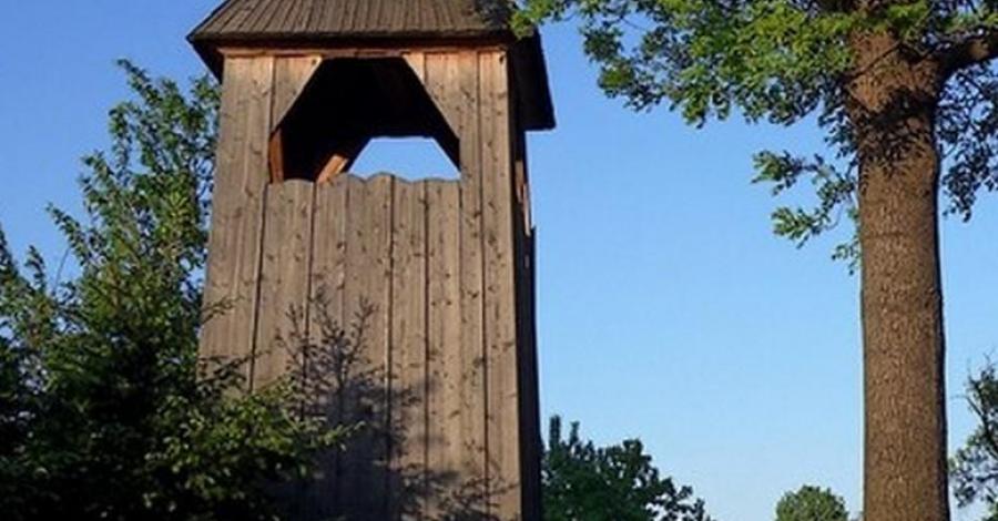 Drewniana dzwonnica w Rodakach - zdjęcie