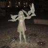 Dziewczynka z gołębiami pośrodku nieczynnej fontanny, Danuta