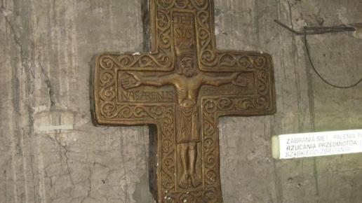 ten krzyż znajduje się również we wnętrzu wieży, Danuta
