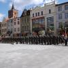 Brodnica - Rynek - obchody Dnia Flagi z udziałem m. in. żołnierzy 4 brodnickiego pułku chemicznego