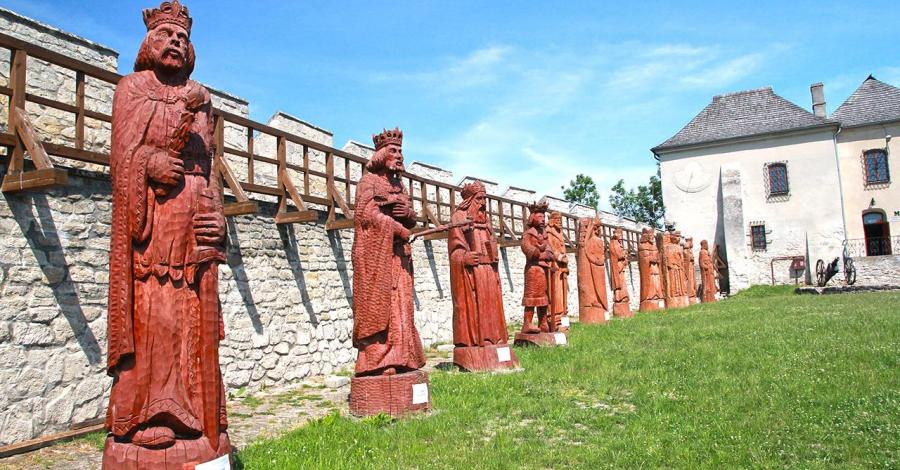 Rzeźby królów na zamku w Szydłowie - zdjęcie