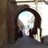 W stronę bastionu w Essaouira, Danusia