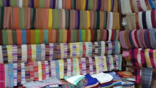 Medina w Fezie, sklep z wyrobami włókienniczymi i pracownia tkacka, Danusia