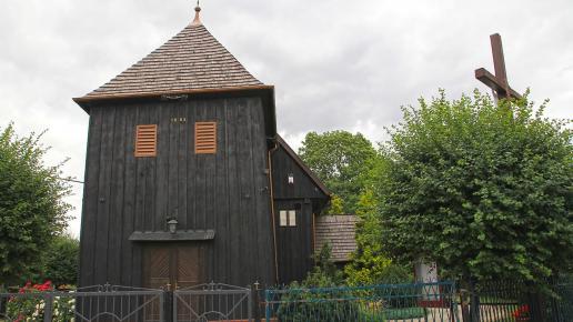 Drewniany kościół w Kucharach