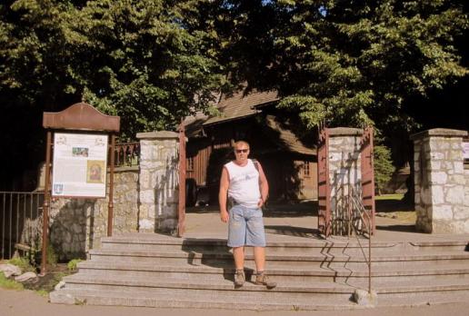 przed zabytkowym kościołem w Modlnicy, Roman Świątkowski