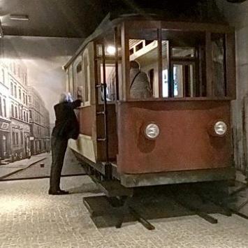 nie tylko my zaglądamy do wnętrza tramwaju z 1919 roku, Danuta