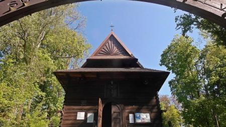 Drewniany kościół w Nałęczowie - zdjęcie