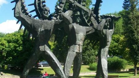 Pomnik Obrońcom-Zwycięzcom w Krynicy Zdroju - zdjęcie