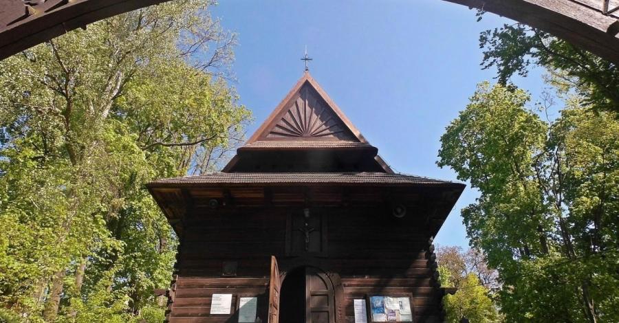 Drewniany kościół w Nałęczowie - zdjęcie