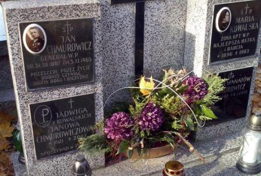  tu pochowany jest generał Jan Chmurowicz, mokunka