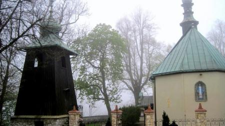 Drewniana dzwonnica w Sąspowie - zdjęcie