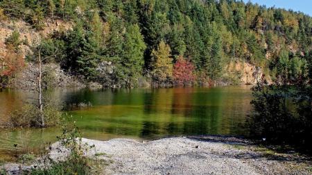 Szmaragdowe jezioro w Wiśniówce - zdjęcie