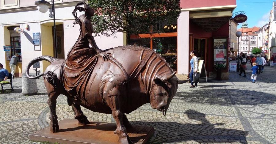 Rzeźba byka w Jeleniej Górze - zdjęcie